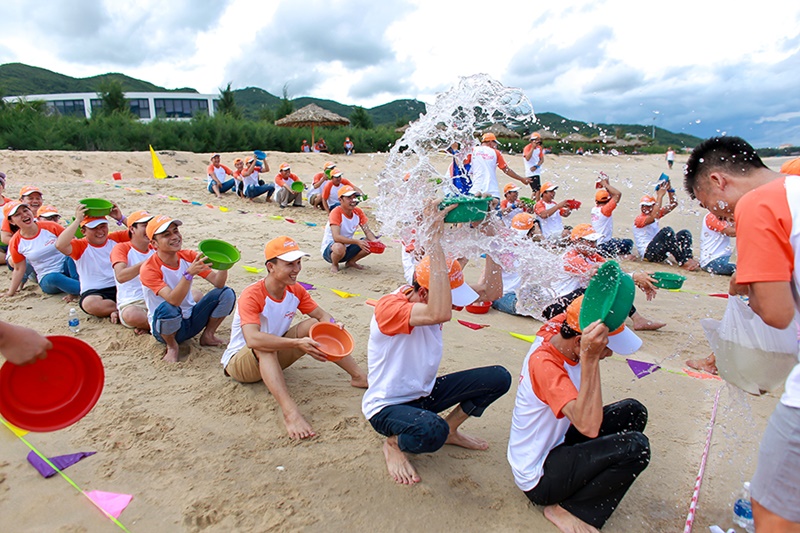 Trò chơi team building bãi biển chuyền nước 
