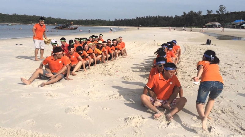 Đua ghe ngo trên cạn - trò chơi team building bãi biển