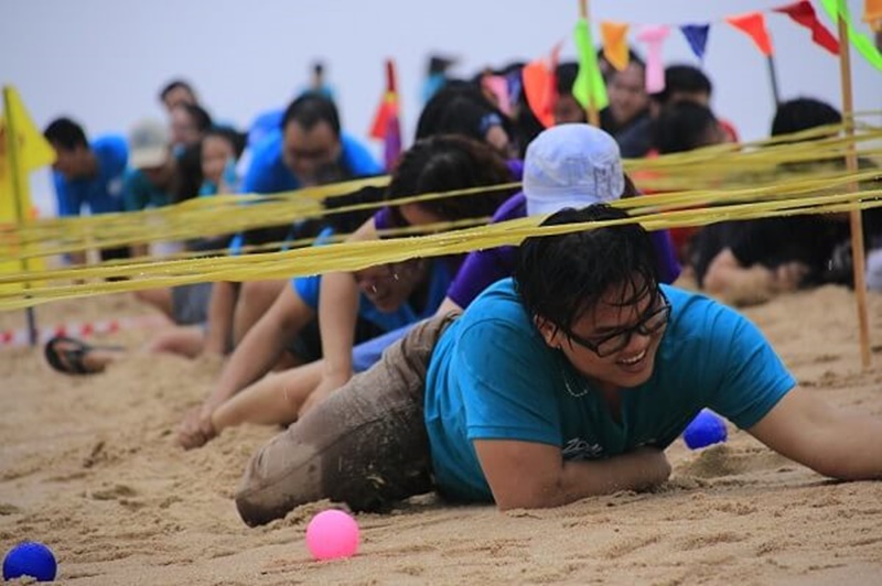 Trò chơi team building bãi biển vượt chướng ngại vật