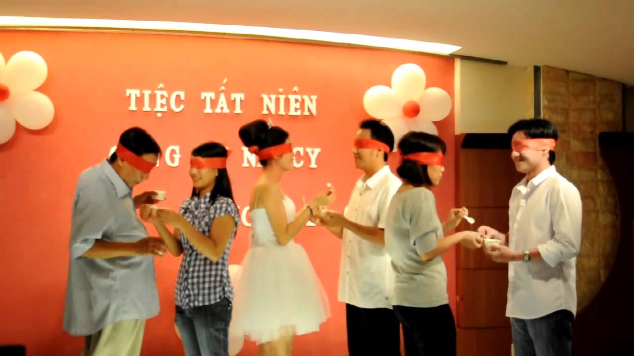 Trò chơi bịt mắt ăn sữa chua rất thú vị