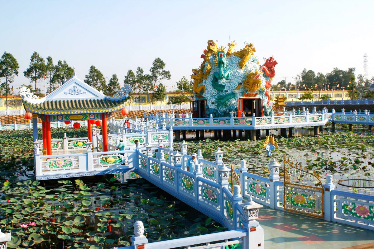 Ngoài Miếu Bà Chúa Xứ thì bạn cũng có thể lựa chọn chùa Huỳnh Đạo làm điểm đến của mình.