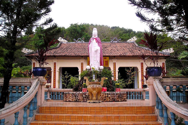 Chùa Phù Dung tọa lạc tại chân núi Bình San, phường Bình San, TP. Hà Tiên, tỉnh Kiên Giang Chùa Phù Dung tọa lạc tại chân núi Bình San, phường Bình San, TP. Hà Tiên, tỉnh Kiên Giang