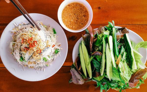 Gỏi cá trích rất tươi, được làm gỏi để ăn sống cùng rau, hành tây