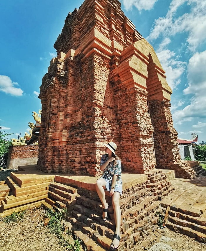 Tháp Chăm Poshanư gồm có 3 tòa tháp được xây bằng gạch nung đỏ Tháp Chăm Poshanư gồm có 3 tòa tháp được xây bằng gạch nung đỏ