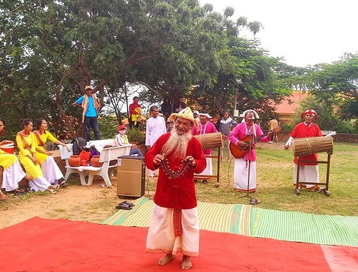 Nhiều hoạt động văn hóa được diễn ra trong ngày lễ hội và du khách có thể hòa mình tham gia cùng đám đông Nhiều hoạt động văn hóa được diễn ra trong ngày lễ hội và du khách có thể hòa mình tham gia cùng đám đông
