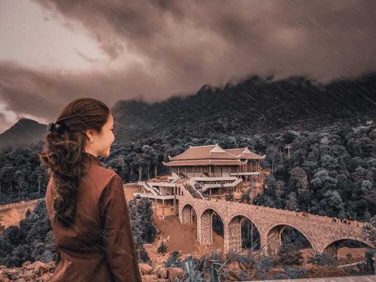 Chùa Trung  Nơi đây là tiếp dẫn để lên chùa Thượng