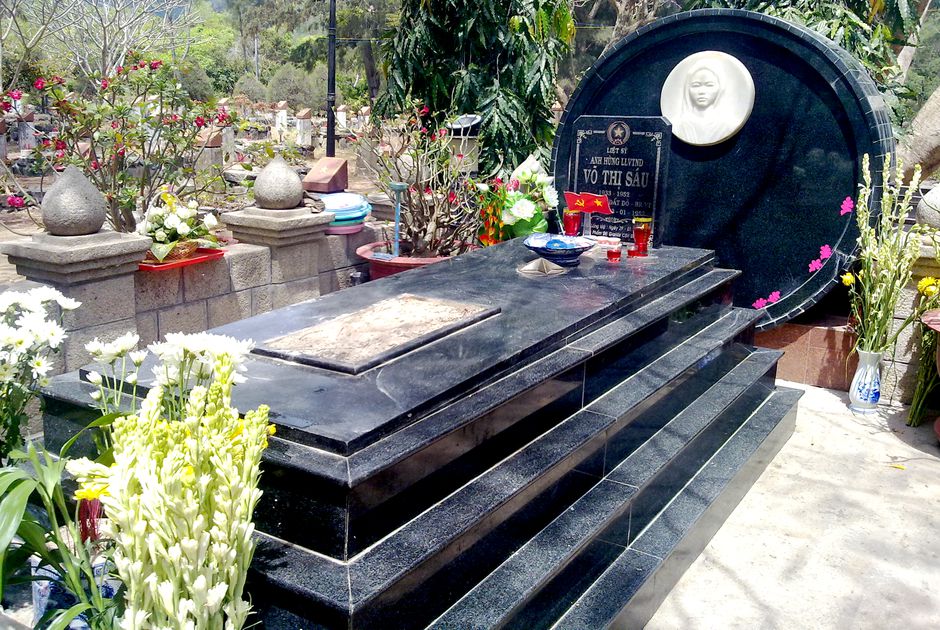 Mộ nữ anh hùng Võ Thị Sáu