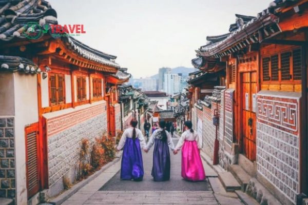 Cung điện hoàng gia phủ màu tuyết trắng