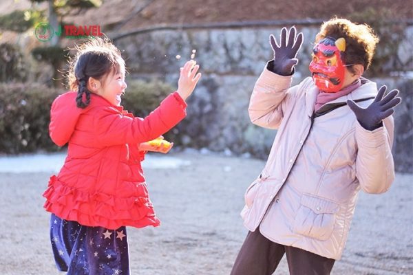 Tham gia ném đậu để xua đuổi quỷ vào lễ Setsubun