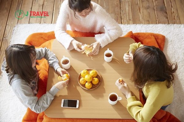 Ngồi thư giãn dưới kotatsu