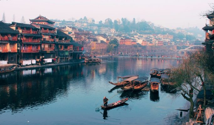 Tham quan Phượng Hoàng cổ trấn 1.300 năm tuổi thơ mộng ở Trung Quốc