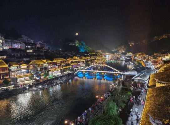 Một điểm check in trong điểm du lịch hồ Bảo Phong gắn liền với một bối cảnh trong phim Tây Du Ký luôn được khách Việt Nam ưa thích chụp ảnh.